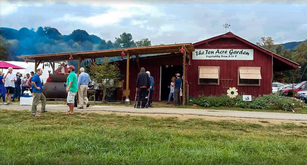 Haywood County offers authentic experiences as fresh and natural as the water that flows through its mountains. ⛰️ See <a href="/VisitNCsmokies/">Visit NC Smokies</a> Pure and Simple itinerary: visitncsmokies.com/itineraries/pu… #HayNow #NorthCarolina