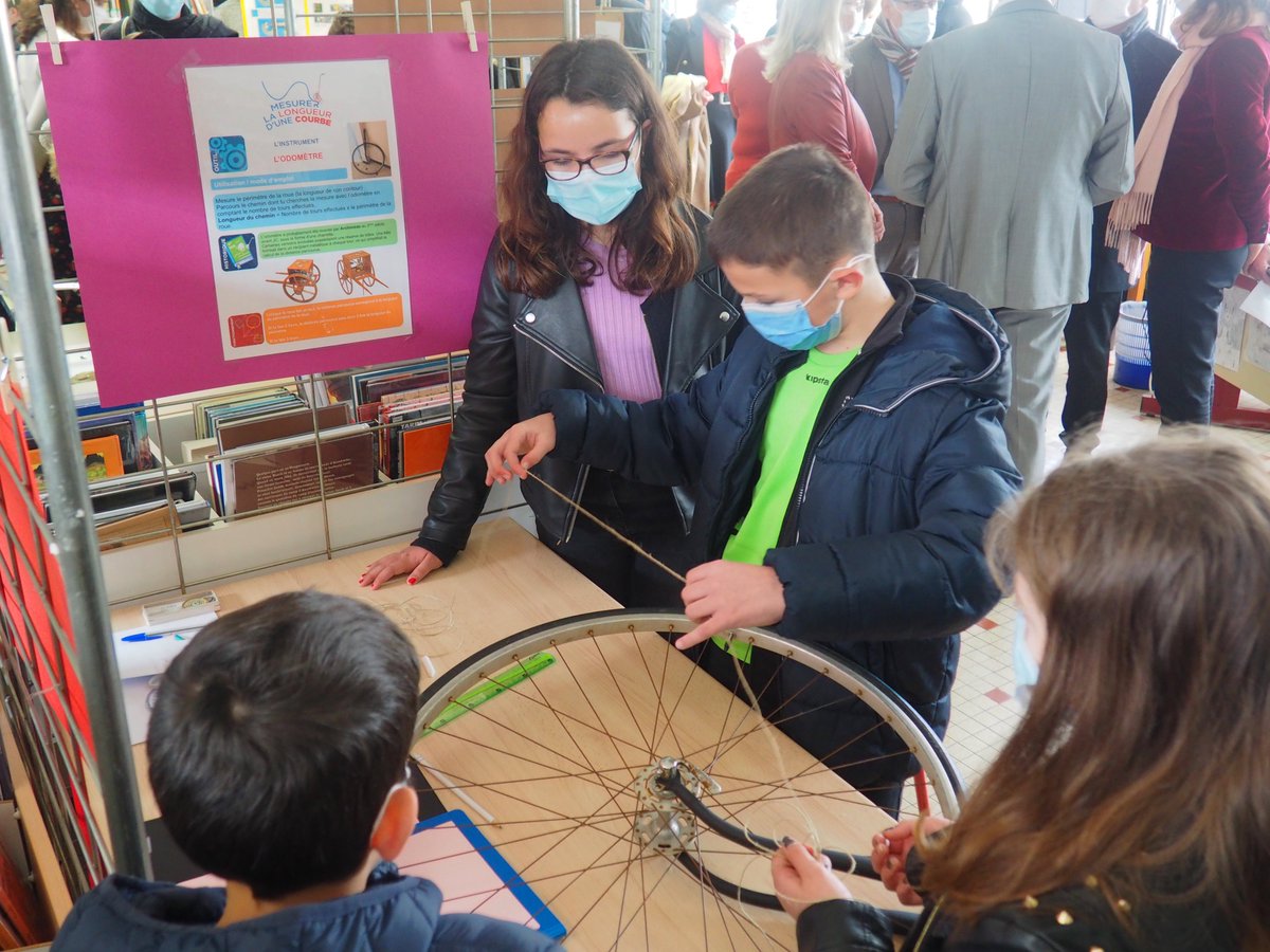 La rectrice <a href="/BndicteRobert/">Bénédicte Robert</a> en visite au collège Léon Huet de #LaRochePosay (86) pour la #SemaineDesMathématiques 
La grandeur "longueur📏" ou l'occasion de :
🔹manipuler
🔹expérimenter
🔹s'amuser
Avec les #IG Claudine Picaronny <a href="/CTorossian_Off/">Charles TOROSSIAN</a> 
et @emfpoitiers 
#planVT #planmaths