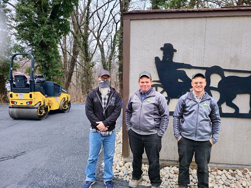 CorbinTFarr's tweet photo. PSS Darryl and DS Chrystie delivered lunch to the guys at Dream Scapes today! Simple thank you for their loyalty to Lowe’s!  #Just4ProsEvent @lowes2357 @DustinCornell5 @BenitoKomadina https://t.co/0i7gDguTyb