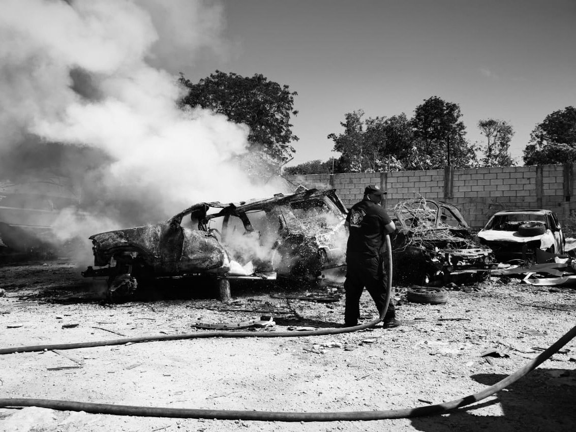 #HaceUnosMomentos | 🚨 Mediante la línea de emergencias 9-1-1 procedemos a atender reporte de incendio de vehículo en la colonia #Villamar2 elementos de #Bomberos lograron la contención del fuego reportando únicamente perdidas meteriales. 

#PrevenirEsVivir
#PlayaDelCarmen
