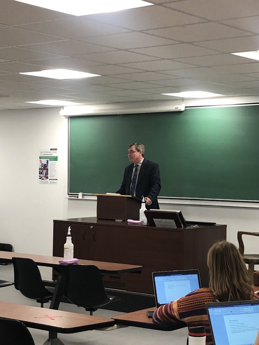 valeriane_thool's tweet photo. Conférence de Richard Perron, diplomate en résidence a la @MaitriseDIPIA, pour le cours de Conferences du #DIPIA. Il parle à la cohorte de sa carrière au sein de @MRIF_Quebec ! @USherbrooke @droitUdeS #relationsinternationales #internationalpolitics https://t.co/zrGKIpFYx8