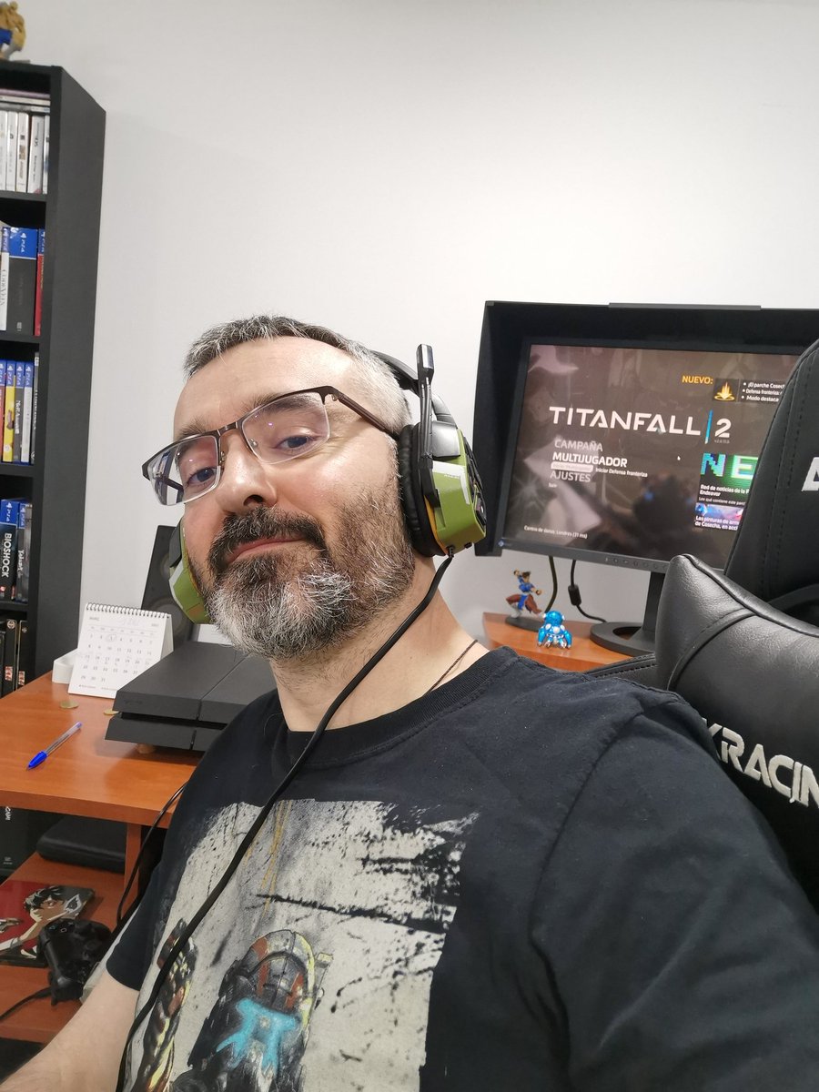 AtolmDragoon's tweet image. - La peña de mi quinta: &quot;pues el hijo pequeño ha hecho ya 10 años...&quot;
- Yo: a veces me pongo los cascos y la camiseta del titanfall2 para jugar al #titanfall2.
((42 años tengo.)) 😅