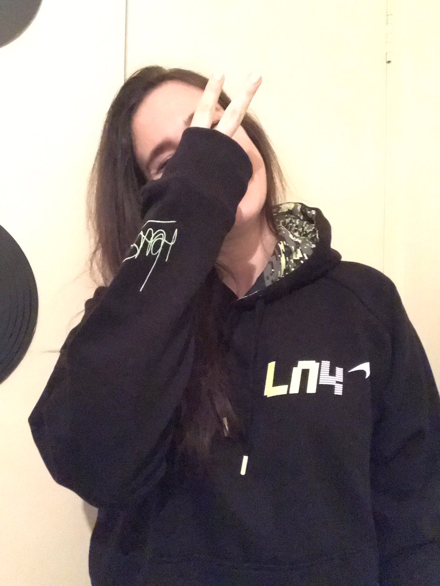 FormulaMegs's tweet image. My Lando Glitch hoodie has arrived and it’s beautiful 🖤

I love it so much, and yes I will wear it even if it is currently 30°C outside ✌🏼