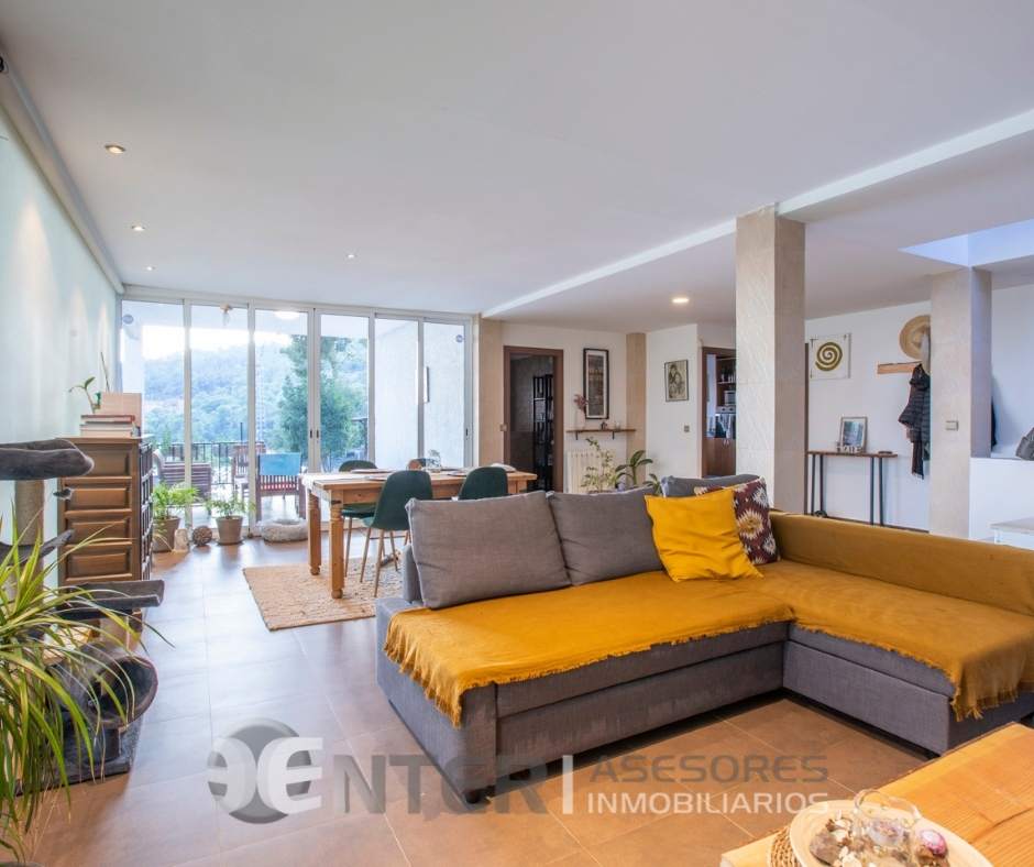 enterasesores's tweet photo. ⭐¡CHALET A LA VENTA !⭐
🏡 Construido sobre una parcela llana de 1.032 m2 y ubicado en una de las mejores urbanizaciones de Náquera se encuentra este chalet reformado, con piscina y con unas vistas impresionantes hacia la Sierra Calderona. Todo un lujo!!  REF: 1128 https://t.co/HjCvX0O2ea