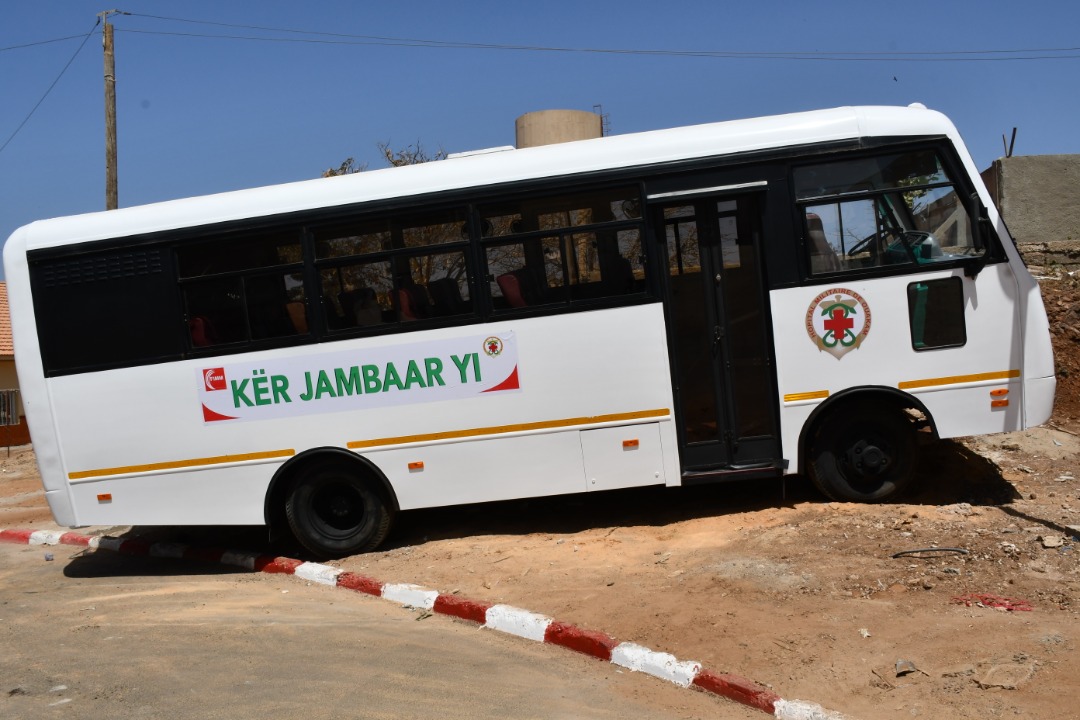 Me Sidiki kaba, Mnistre des forces armées a inauguré Keur Jambaars Yi a HMO en compagnie de son homologue de la justice et du représentant du MSAS. 35 chambres individuelles equipees pour  l'accueil  périodique des grands malades  grabataires pour des soins personnalisés.