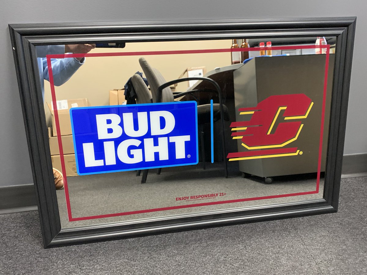 Okellysmtp's tweet image. Quote Tweet this and use Hashtag #BestBarOKellys to WIN this Bud Light Mirror (🔥☝️) &amp;amp; Golf Bag! 

Must follow: @Okellysmtp &amp;amp; @CMUBarstool 

Winner will be Announced and drawn randomly on Wednesday at 3PM. 

We need to rally from down to win this round of 32 chips! We need ya!