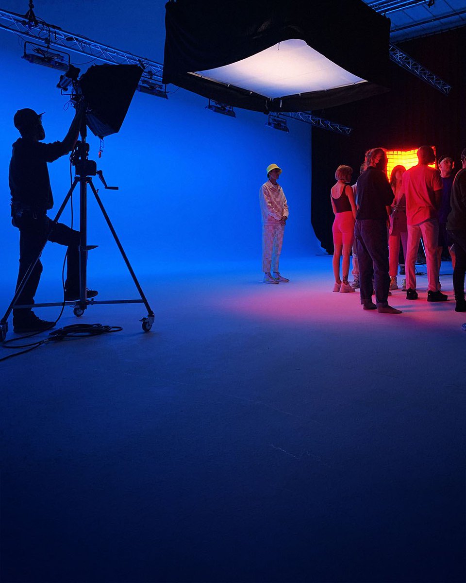 Little nap on the video shoot 😴 pre-save my upcoming single here : rise.lostfrequencies.com