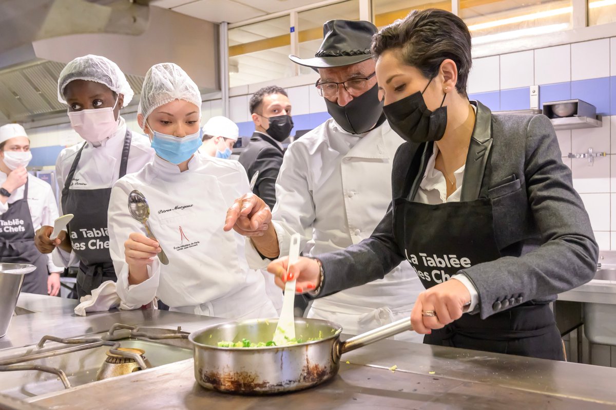 [JOUR 1 - 8e SEMAINE ECOLES HÔTELIÈRES]
Hier, avait lieu le lancement de notre opération la Semaine des Ecoles Hôtelières qui mobilisera 1300 étudiants de 56 lycées hôteliers pour produire près de 10000 repas de délicieux repas. Restez connectés !
#solidarite  #gastronomiesociale