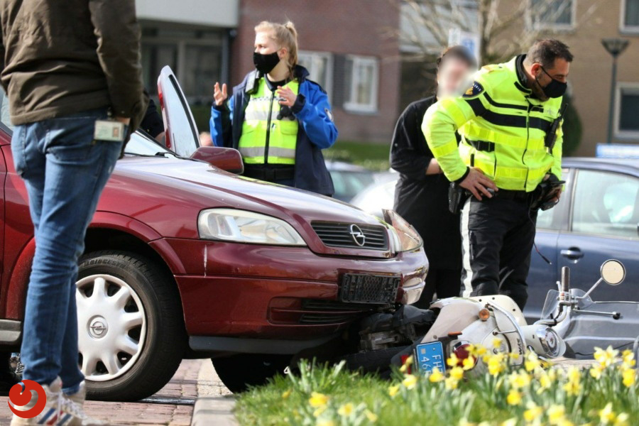 Scooterrijder gewond na aanrijding met personenauto..