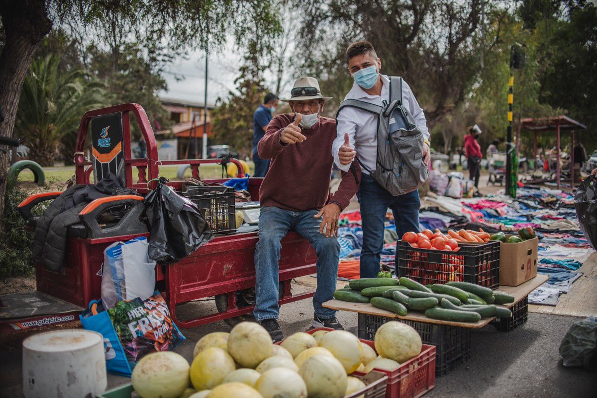 MIGUELARAYALOBO's tweet photo. #SeguimosAvanzando y #EnTerreno recorriendo nuestra comuna. Hoy junto al candidato a Concejal Carlos Melelli estuvimos en la Feria Libre La Coordinadora saludando y conversando con los feriantes, vecinos y vecinas del sector de Nuevo Buin.
#ParaSeguirAvanzando
#MiguelArayaAlcalde https://t.co/G5Pzjz0Qda
