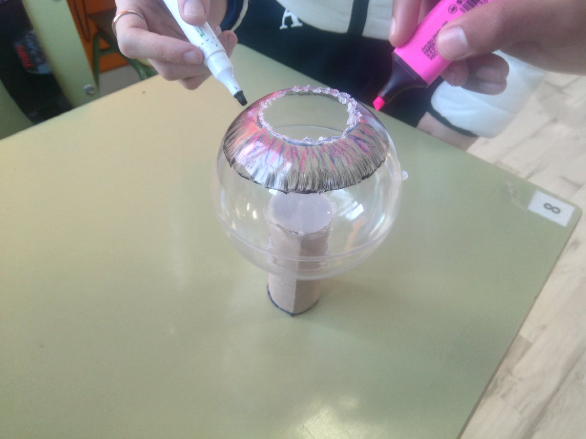 MariaVimiloja's tweet photo. Hoy toca hacer....modelos de ojos con los alumnos y alumnas de tercero de #ESO de #PMAR del #IesLasMusas.Son muy creativos!!! https://t.co/7GjeV9m93y