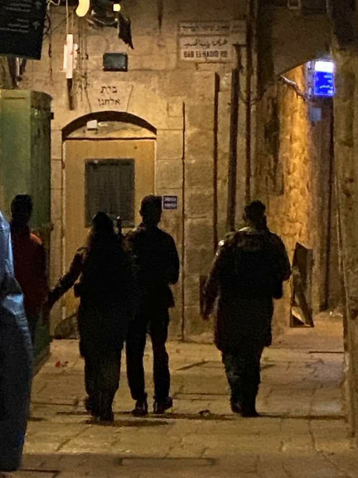 قوات الاحتلال 'الإسرائيلي' تعتقل الشاب عيسى الفيراوي من حي الواد في البلدة القديمة بالقدس المحتلة قبل قليل.