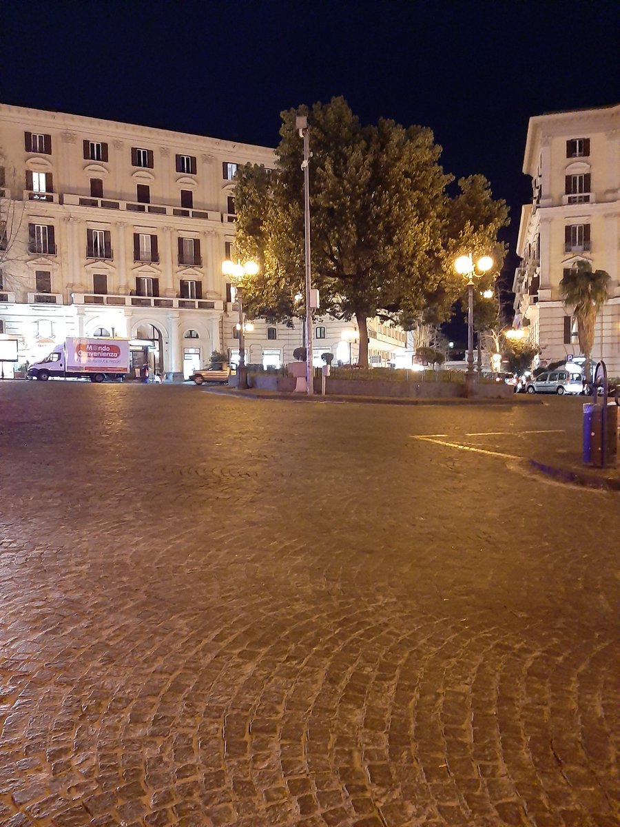 E visto che non ho letto nè sentito nessun tg parlare di #Napoli deserta,come hanno fatto con altre città,ci penso io.Nel cuore del Vomero, ecco come si presenta adesso.