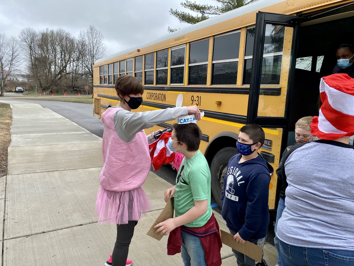 vcsc_teamvigo's tweet image. Ouabache Elementary welcomed Deming students who will transition to Ouabache next year for a fun field trip today. The Cat in the Hat led them through a school parade, and student leaders and teachers helped them navigate the building via a fun scavenger hunt. #teamvigo