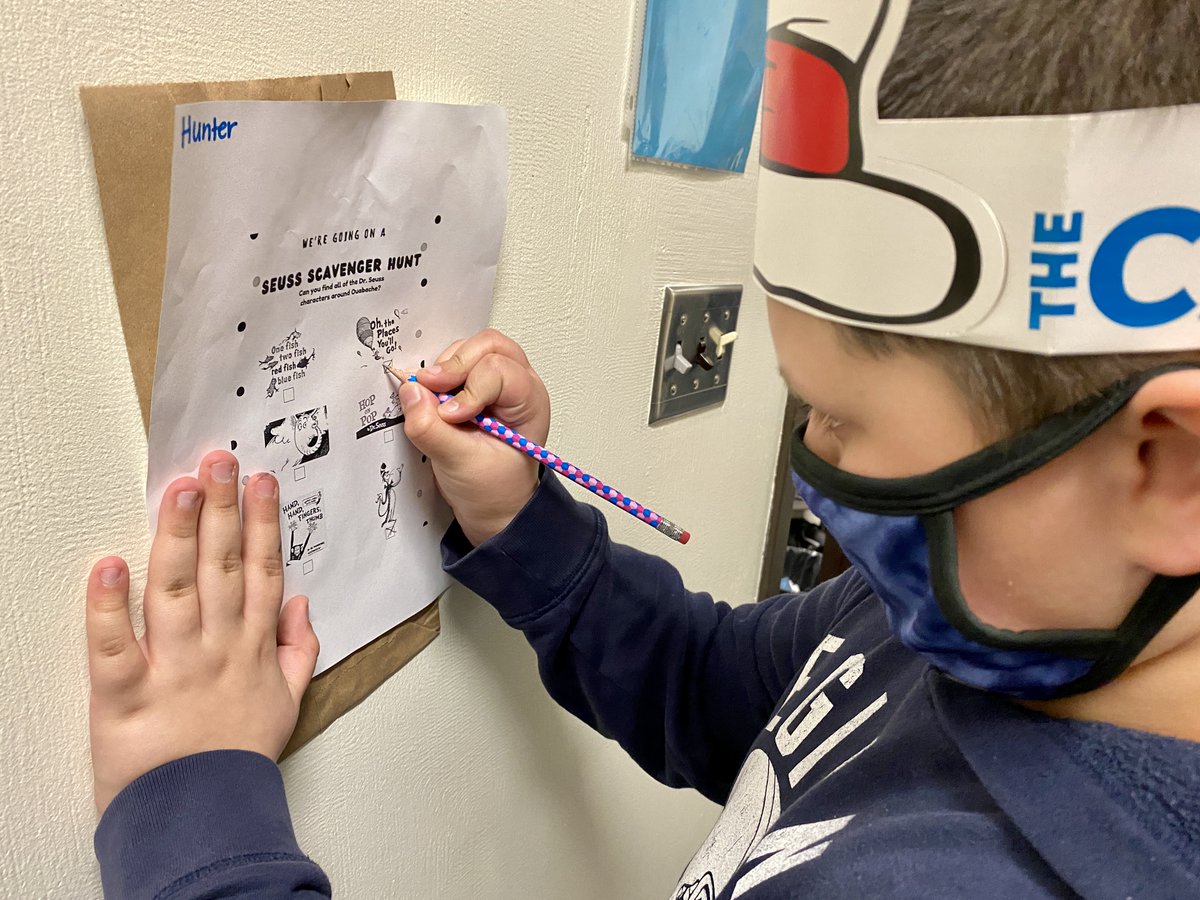 vcsc_teamvigo's tweet image. Ouabache Elementary welcomed Deming students who will transition to Ouabache next year for a fun field trip today. The Cat in the Hat led them through a school parade, and student leaders and teachers helped them navigate the building via a fun scavenger hunt. #teamvigo