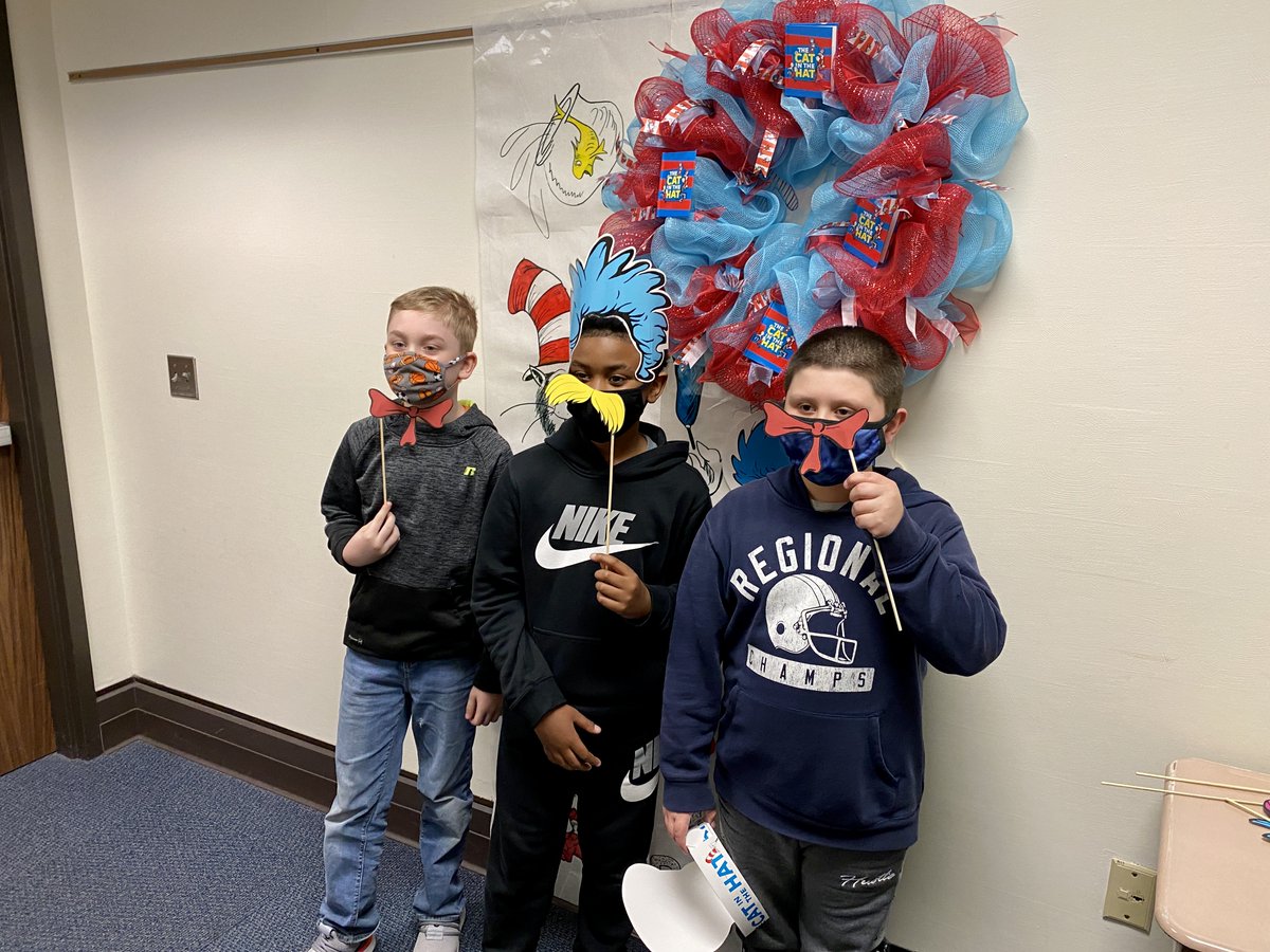 vcsc_teamvigo's tweet image. Ouabache Elementary welcomed Deming students who will transition to Ouabache next year for a fun field trip today. The Cat in the Hat led them through a school parade, and student leaders and teachers helped them navigate the building via a fun scavenger hunt. #teamvigo