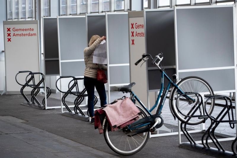 Stembureau in Amsterdam met fiets drive-thru :-)

#fietsen #amsterdam #politiek #nederland