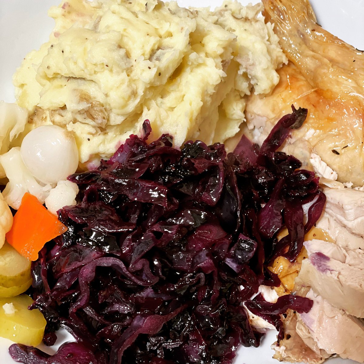 davenewsham's tweet photo. Winner winner chicken dinner with cheesy mash, red cabbage and #homemade pickles #notsundaydinner #chickendinner #cheesymash 🍗🥬🥔🥗 https://t.co/qjFDePTqpU