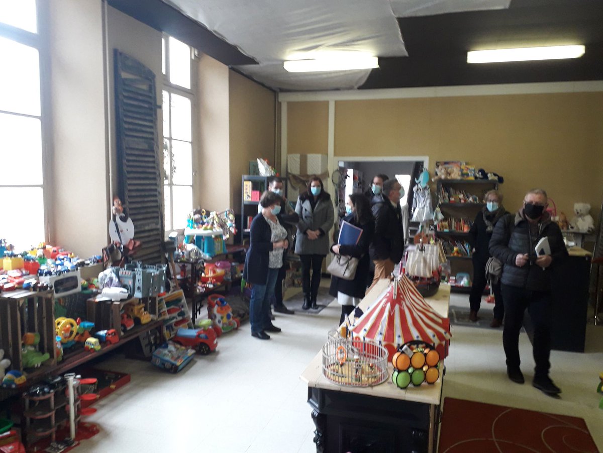 Prefet02's tweet photo. 16/03 : Sonia Hasni, sous-préfète de Vervins, s’est rendue à Guise pour visiter l’association Recycl'jouets qui reconditionne des jouets pour les vendre à des prix plus accessibles.

#EconomieCirculaire #Chantierdinsertion https://t.co/ALs8ziafM5