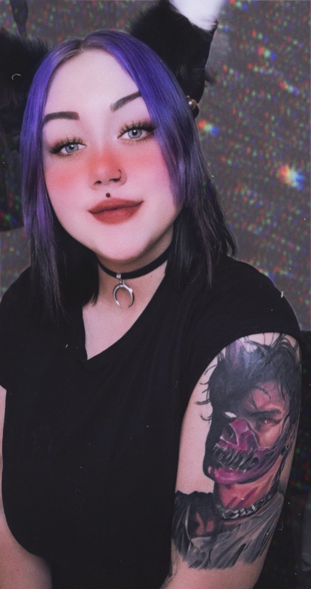 corpseykat's tweet image. ~There's an invisible voice that is talkin' to me and it's always tellin' me to kill~
.
.
I met amazing people here and i wouldnt have met them without this man, for that reason and many more he changed my life for the better and i decided to honor him by getting this tattoo!💖