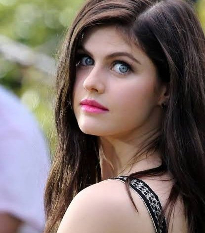 Happy birthday ke-35 buat salah satu pemilik mata terindah di muka bumi, Alexandra Daddario.  