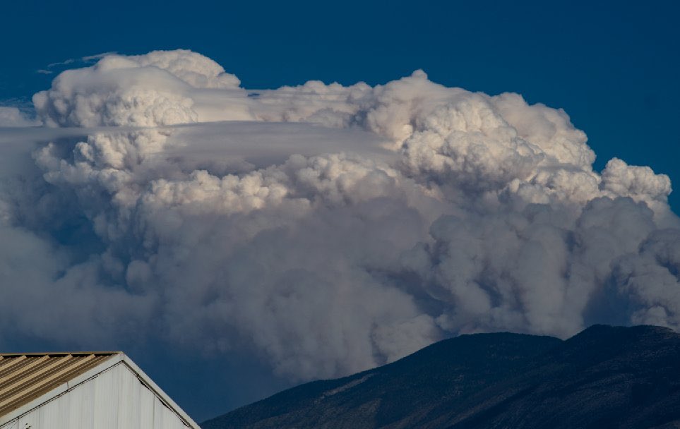 InfoMeteoro's tweet image. 🔥Importante incendio está tarde en Sierra de Nuevo León sobre el área de #Santiago y #Arteaga próximo a zonas habitadas.

☁️La columna de humo ha generando un tipo de nube llamado #Pyrocumulus capaz de generar rayos.

¡Atiendan indicaciones de autoridades!
📸 de redes sociales