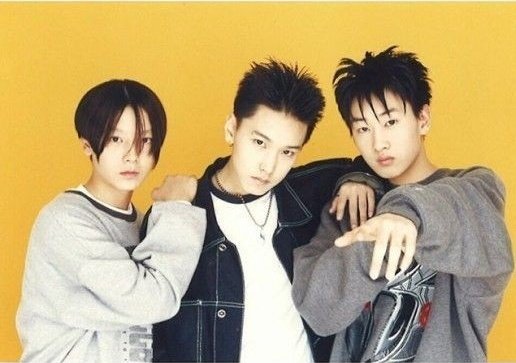 SM137KH's tweet photo. The most annoying thing is that Sungmin was one of the first to come to the agency... Back in 2000, together with D&amp;E... he trained for 5 years. He also supported D&amp;E,  when they debuted as a sub-unit and starred in their first music video  "Oppa Oppa" https://t.co/kmSCd99eps