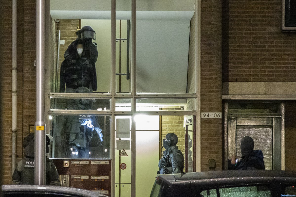 [VIDEO] Arrestatieteam doet inval in appartement in Zutphen -..