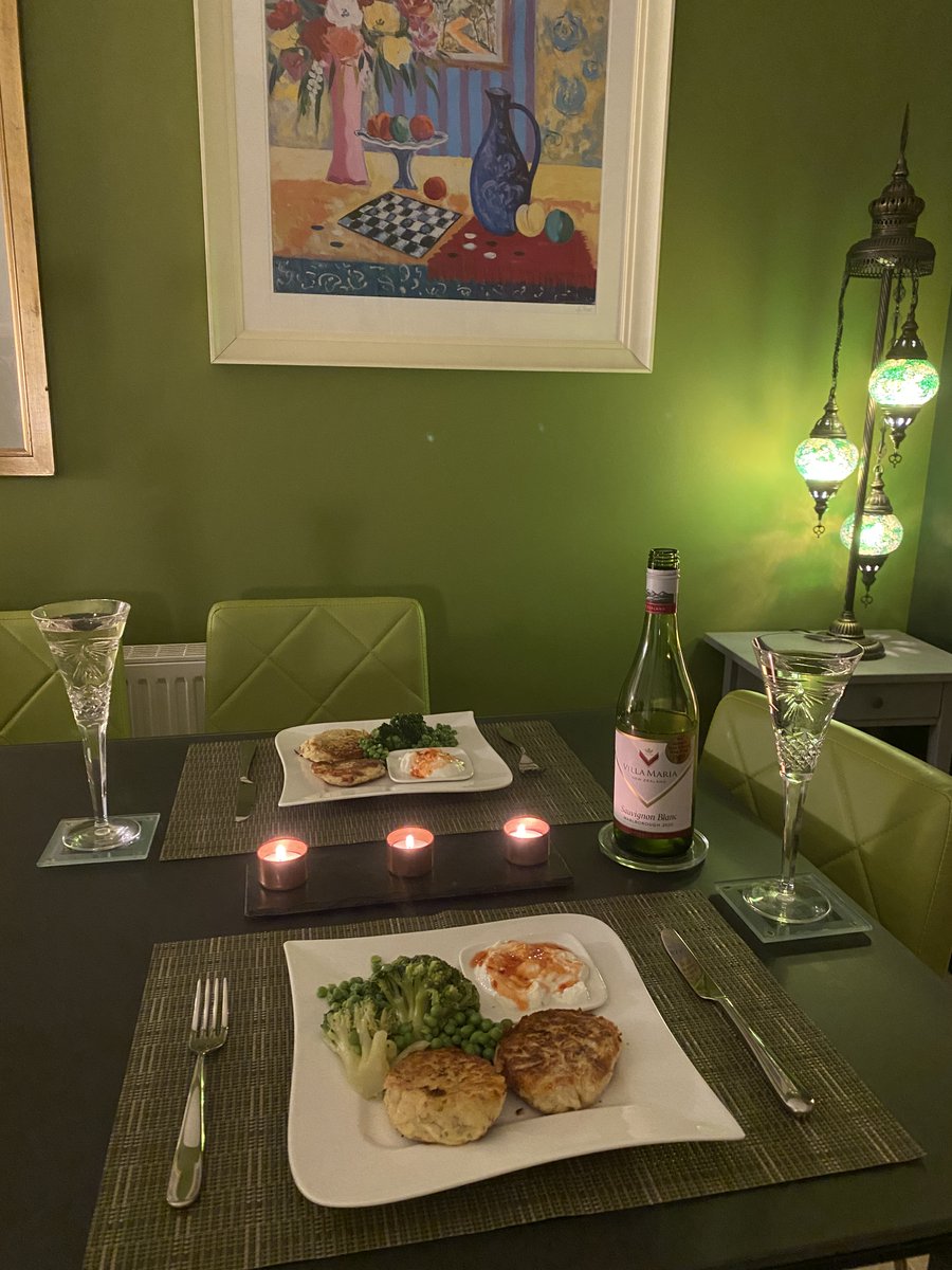 philipnolan1's tweet photo. #TonightsDinner @nevenmaguire sent his #MidweekMeals book so I made these tuna fishcakes (fish from @shinesseafood as advised!) with petits pois and broccoli (couldn't get spinach), and a yogurt and sweet chilli dip. Divine. NZ sauvignon blanc pretty fine too! #LockdownCooking https://t.co/oxnunUbGXG