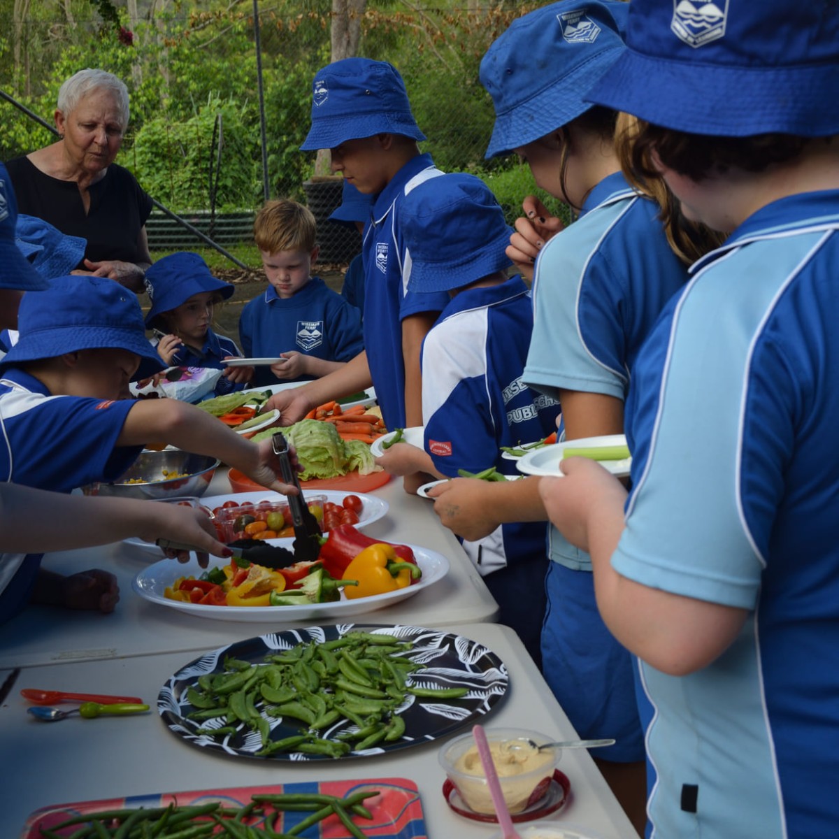 NSWEducation's tweet photo. Let's veg out! 🌽🥦🥕🍅
This week is #VegetableWeek, which means it's time for the @HealthyKidsAU Big Vegie Crunch, when NSW primary school students try to break a record eating vegies.
Students from Wiseman's Ferry Public School enjoyed this fresh buffet! #LoveWhereYouLearn https://t.co/PYJHhQEcSL