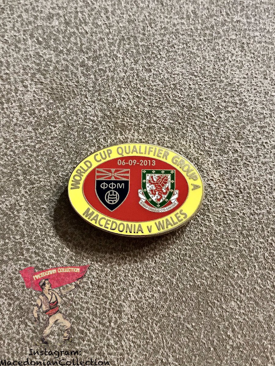 MkDCollection's tweet image. Спортски времеплов 🇲🇰:🏴󠁧󠁢󠁷󠁬󠁳󠁿

Беџ од квалифицискиот натпревар за Светско првенство помеѓу Македонија и Велс, кој се одигра во Скопје на 6ти Сепрември 2013 година.
Натпреварот заврши со победа на Македонија од 2:1 
Стрелци на головите беа Тричковски, Трајковски и Ramsey.