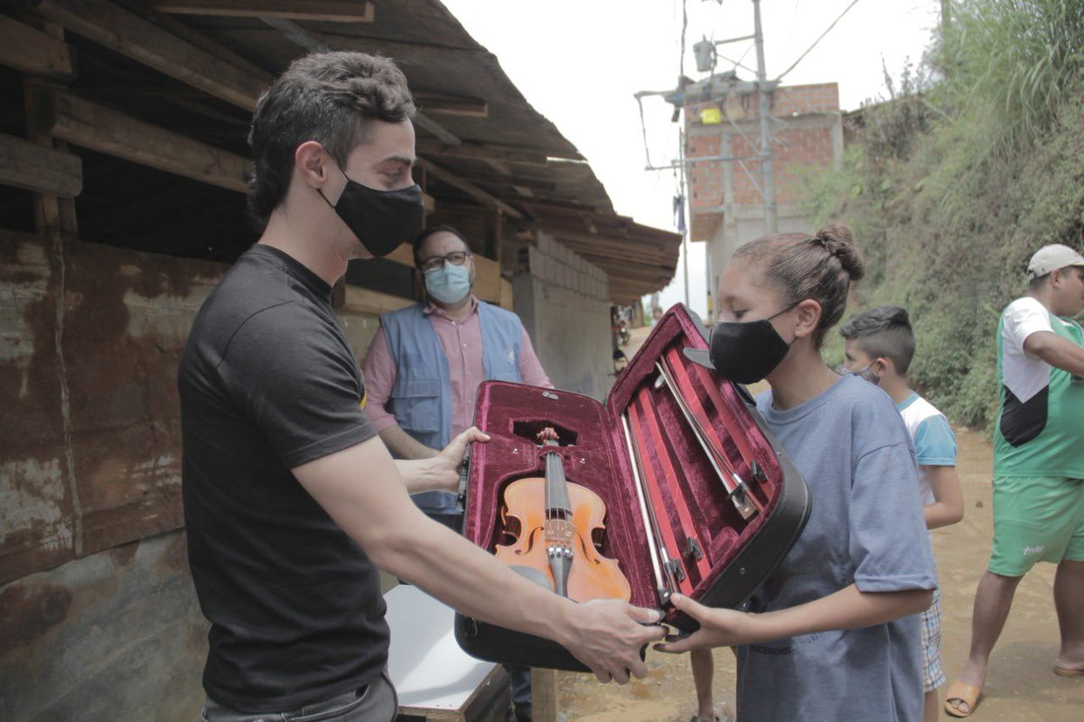 JuanCaUpeguiV's tweet photo. Los niños en Medellín no son máquinas de guerra, son instrumentos de paz. #MúsicaPorLaVida https://t.co/SuwbgfHbsu