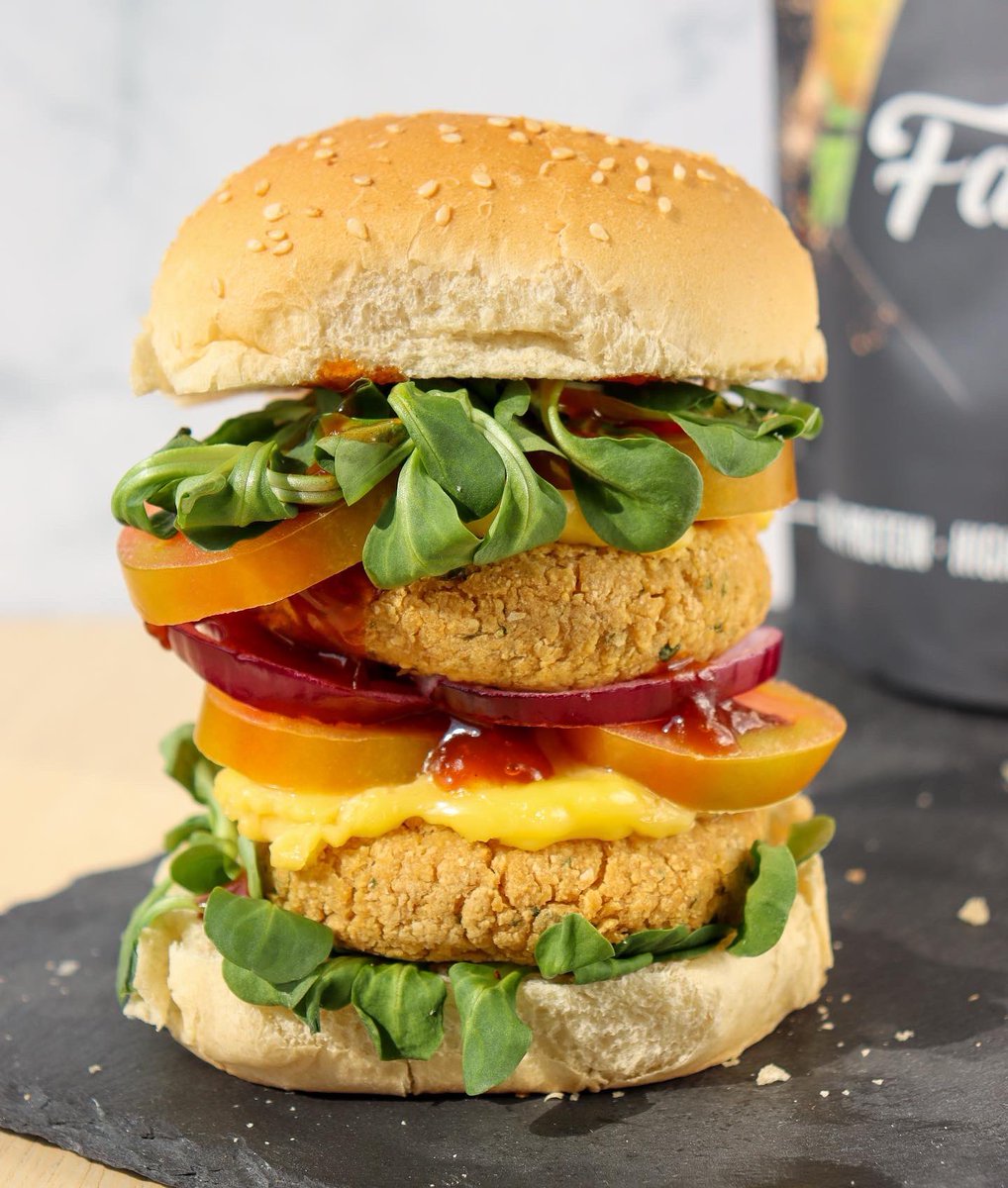 🍔😍😋Double Vegan Falafel Burger 🌱🧆🥙🤩
Recipes here: instagram.com/p/CMe02xeFQuE/ 
#iamfitandsweet #vegan #vegancookoff #veganfood #16marzo #falafel #burger #nu3 #italianfoodblogger #foodbloggermilano #food #influencers #ghigliottina #coronavirus #isoladeifamosi #COVID19