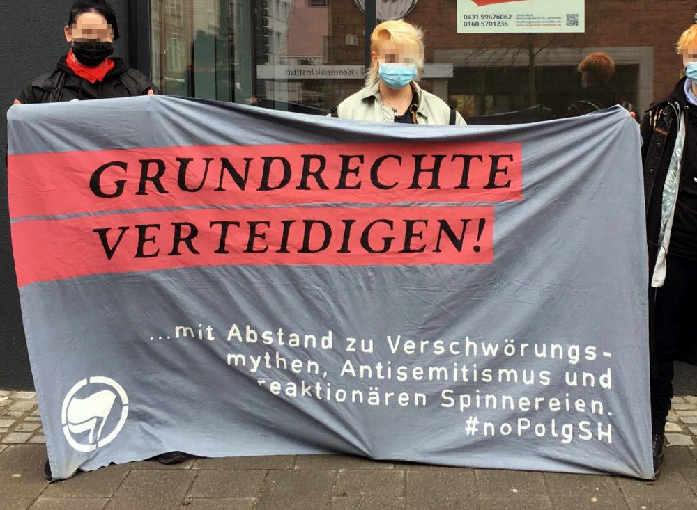 80 Personen beteiligten sich am Montagnachmittag an der Kundgebung "Polizei – kein Freund, kein Helfer" zum internationalen Tag gegen #Polizeigewalt vor dem 2. Polizeirevier in der Falckstraße. Die Falckwache ist als berüchtigter Tatort von Polizeigewalt bekannt. #1503 #Antifa