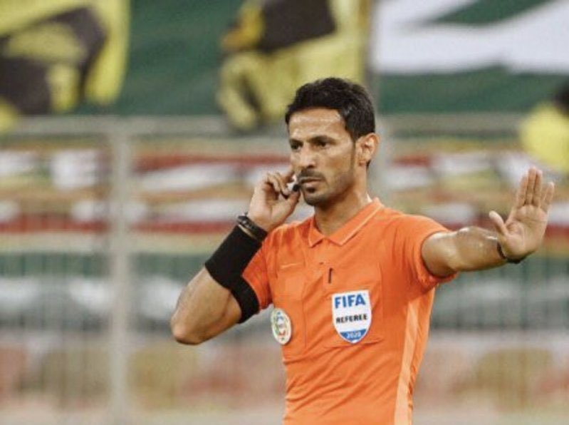 الحكم السعودي ممتاز جدًا..

يعيبه أنه يخاف من الضجيج..
وتلازمه رغبة دفينة في التعويض..

يتردد ولا يدور الهواء في صافرته ما لم يكن صراخ السقوط قويًا ولو لم يكن التمثيل مقنعًا..

قراراته متباينة ولا يمكنك القياس عليها.. 

تفاجئك بتباينها حتى تعقد لسانك وتتعقٌَد!

بس!