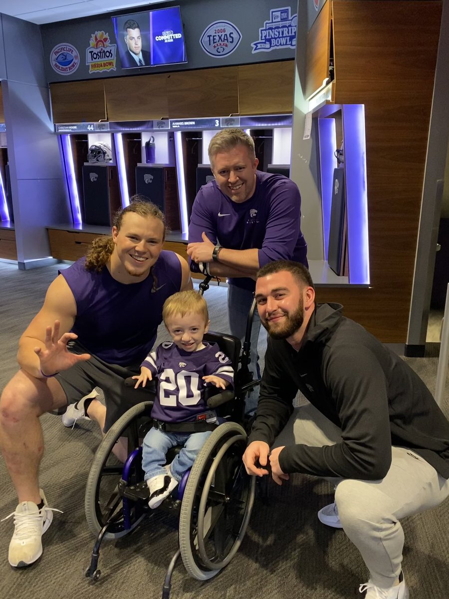 Stanimal032's tweet photo. Then we bumped into a couple of Wildcat LEGENDS https://t.co/K0BBg1ONvl