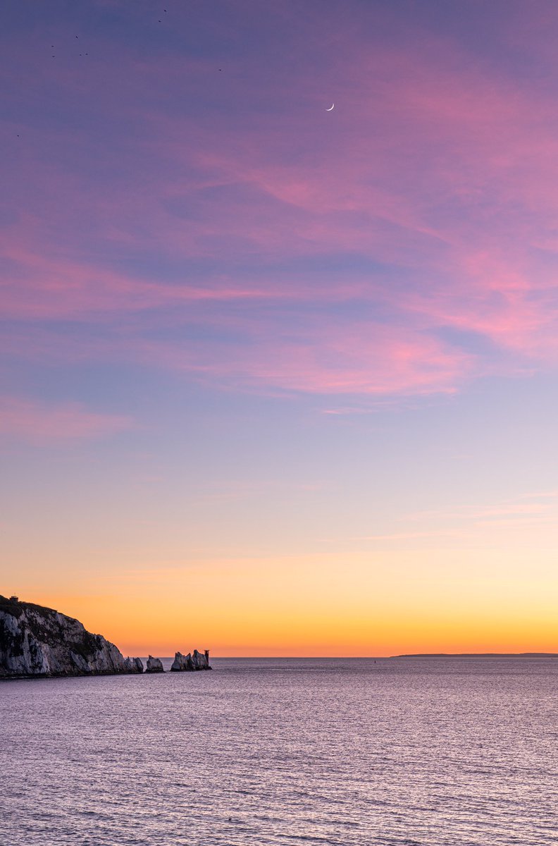 Beautiful Crescent moon as the sun set over Alum Bay this evening <a href="/VisitTheNeedles/">The Needles</a> #sunset #crescentmoon #moon #isleofwight #pureislandgappiness #beach