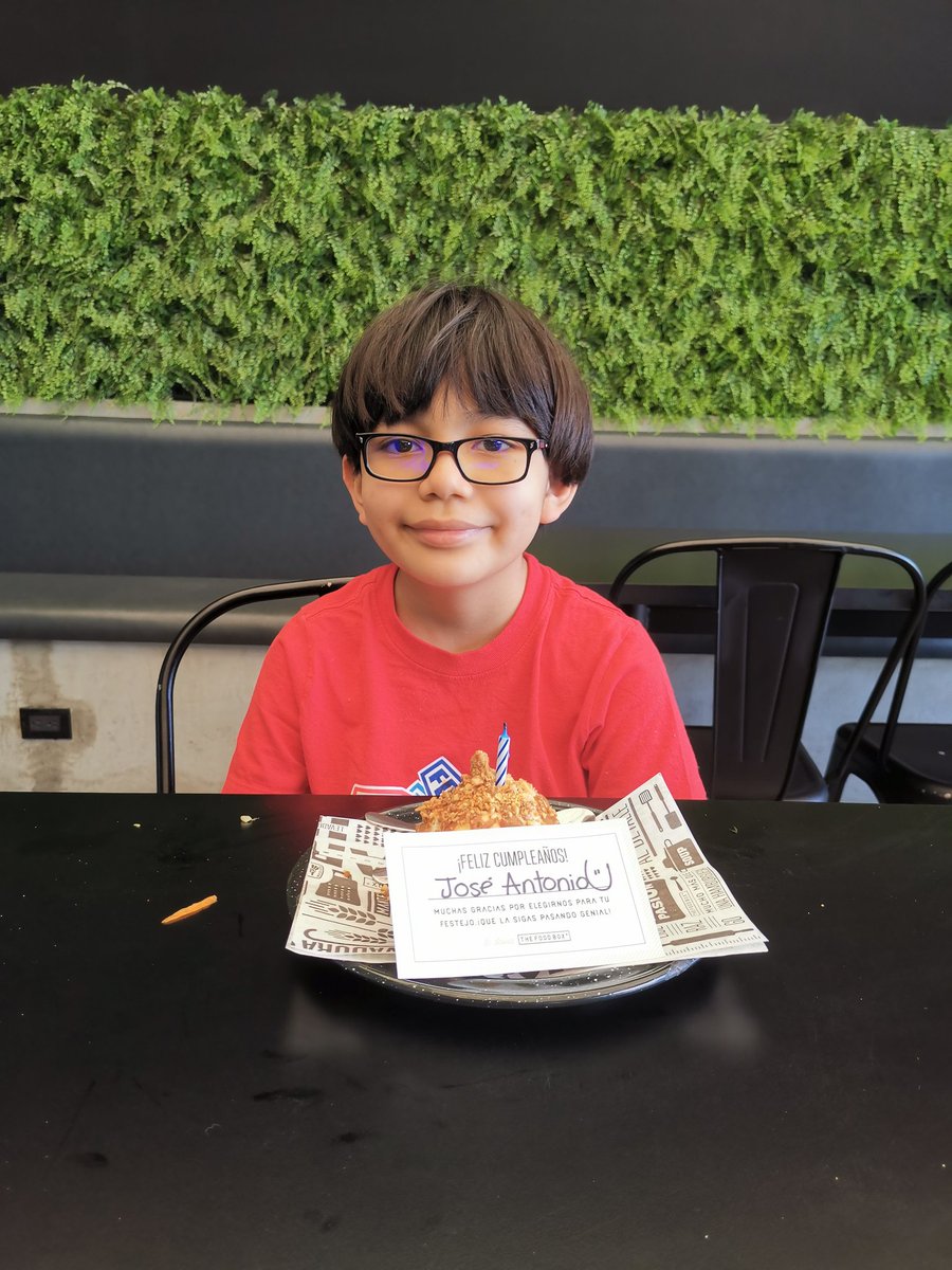 vcruzrey1's tweet photo. Mi hermanito cumple 10 años y nada mejor que comer su hamburguesa favorita. #TheFoodBox
Lo mas cool de todo es que le regalaron una hamburguesa y un postre. 😌 https://t.co/OELd6Sy4fj