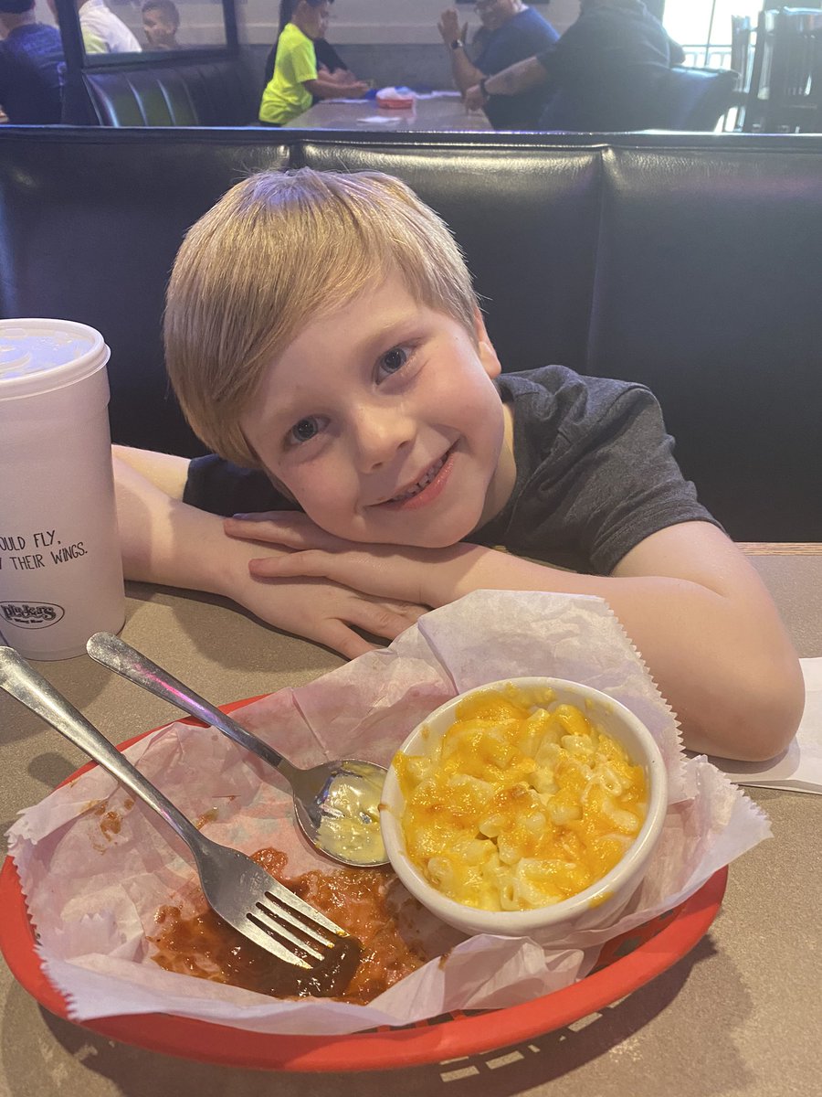 __erikam's tweet photo. @Pluckers enjoying his mac &amp; Buffalo bites https://t.co/8BdbvzE74p