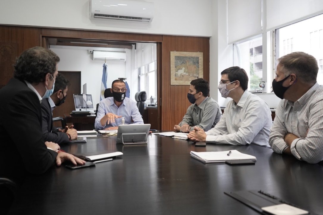 GustavoHArrieta's tweet photo. Gracias @perincholi @maugbull @Martindovsky por el encuentro de trabajo para avanzar en Proyectos Viales que acompañen la #ReconstruccionArgentina en #SantaCruz. 
@alferdez @gkatopodis @ObrasPublicasAR 
#VialidadNacional https://t.co/0sCnYpoKOq
