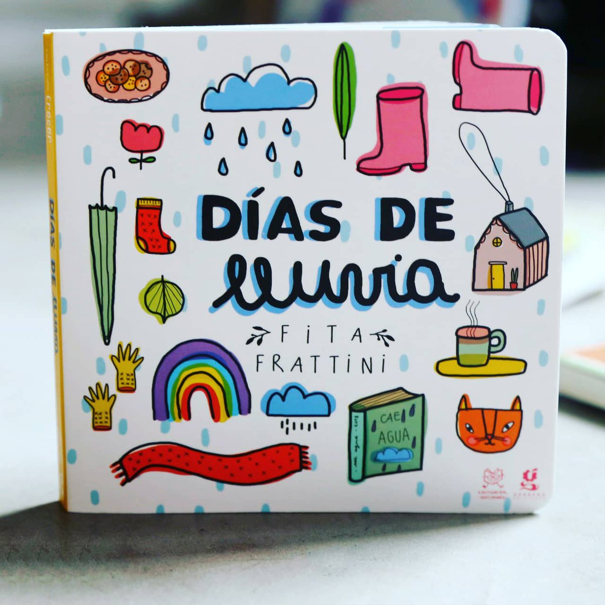 GerberaLibros's tweet photo. ☔"Me pongo mis botas de lluvia y salgo a pisar charcos."
"Días de lluvia" de @fitafrattini como todos los libros de nuestra editorial tiene tipografía Opendyslexic, amigable para lectores con dislexia. #lluvia #gerberaediciones #librosparabebes #leerincluye https://t.co/aJphwFlXIS