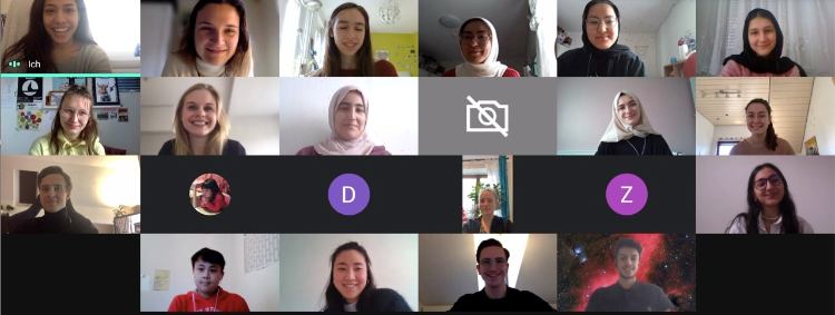 aeliusfoerder's tweet photo. Zusammen mit der Organisation “Speed up, Buddy” haben wir einen Workshop zur Studien- und Berufsorientierung für unsere Mentees bei Dialog Chancen organisiert. Speed up, Buddy! ist ein ehrenamtlicher Verein, der Erstakademiker mit einem 1on1 Mentoring durch das Studium begleitet. https://t.co/BlMggD5W06