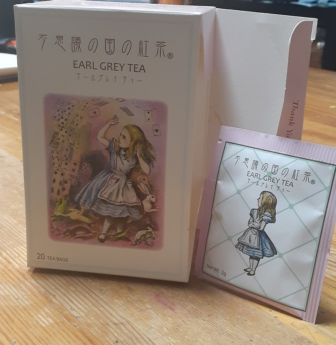 まるなゆ おはようございます このアリス可愛いくて この一つで紅茶飲み終えるのに箱を捨てられない Buck Tickさんも アリスの紅茶的なやつ販売しないかしら まるなゆ おはようございます このアリス可愛いくて この一つで紅茶飲み終えるのに箱を捨てられない Buck Tickさんも アリスの紅茶的なやつ販売しないかしら