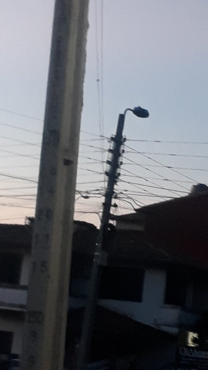 luisalfonso404's tweet photo. @ANDEOficial alumbrado publico Balderrama y heroes del chaco luque 3er barrio a una cuadra del  sp. Luqueño no se prende auxilio muy oscuro https://t.co/aciL3EmDLz
