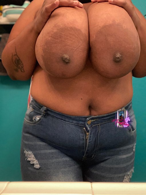 Which one would you make your screensaver?  1.🤤                              2. 😍 https://t.co/nLadJ<a href="/tag/mvsales"class="tags"><span>#mvsales</span></a>