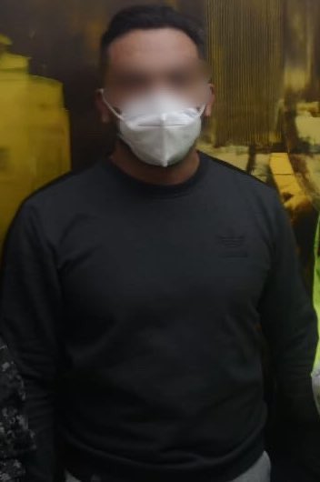 PoliciaEcuador's tweet photo. TRABAJOS INVESTIGATIVOS || Permitieron identificar y aprehender a un ciudadano (extranjero) vinculado en el presunto delito de explotación sexual, en #UIO.
Durante la intervención rescatamos a 4 presuntas víctimas.
Operativo coordinado con @FiscaliaEcuador, #Unatt y #GIR https://t.co/gYsGQITlbx