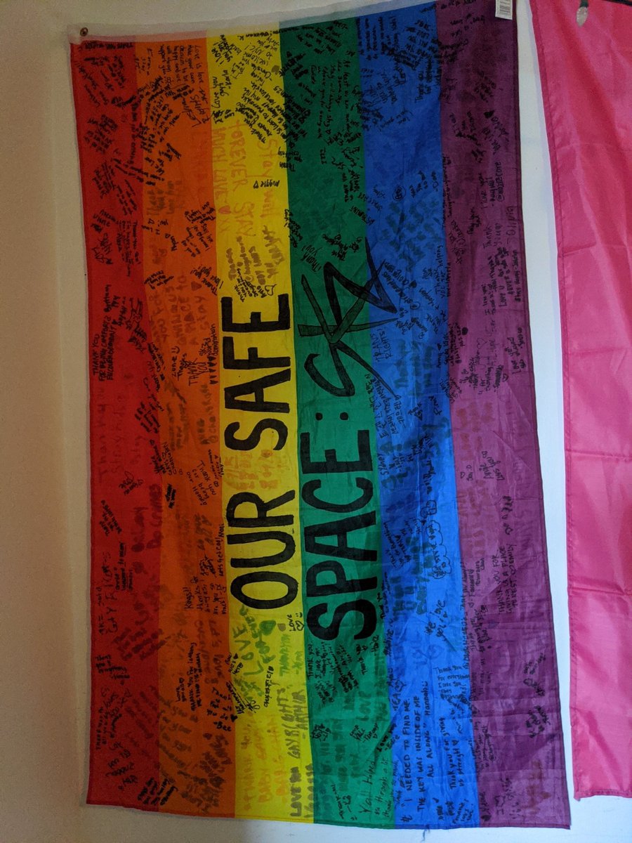 in a video call, a stay tried to show him the lgbtq + signed flag that they took to one of their concerts. there was no time for him to say anything but he saw it and you can see his eyes shining cr. JulStay