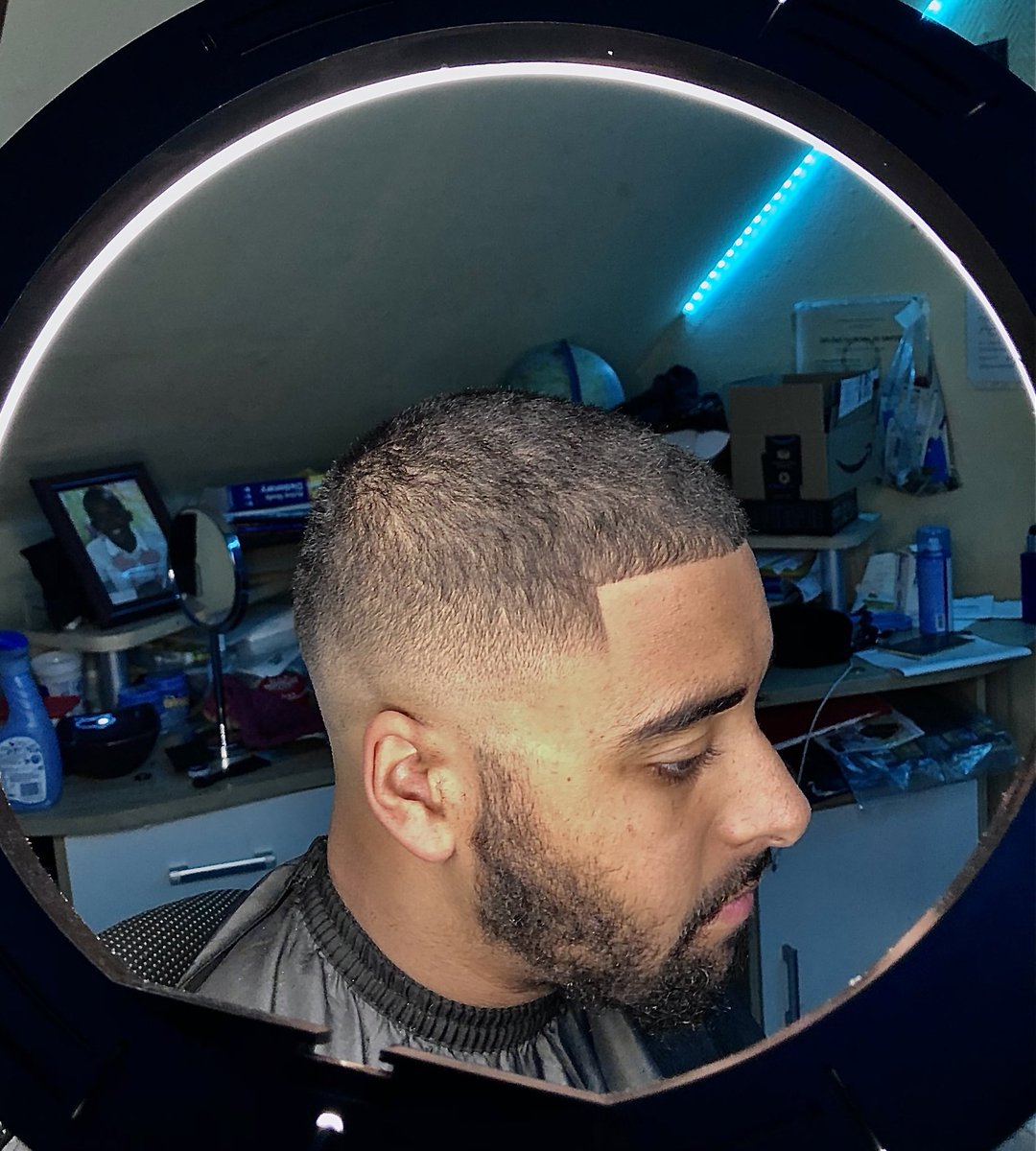 MeRcA_237's tweet photo. Wewe streamez svp #barbertakeover https://t.co/RjDfPI4MY2
