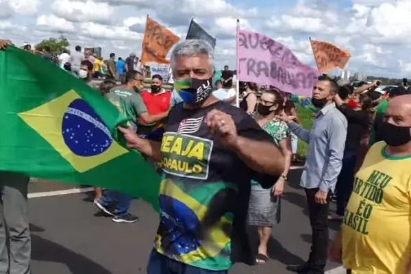 SrgiodeLaRocque's tweet photo. Cerca de duas semanas antes de ser internado, major Olímpio participou de um ato contra o fechamento do comércio em Bauru, no interior de São Paulo. https://t.co/ePdodq1M14
