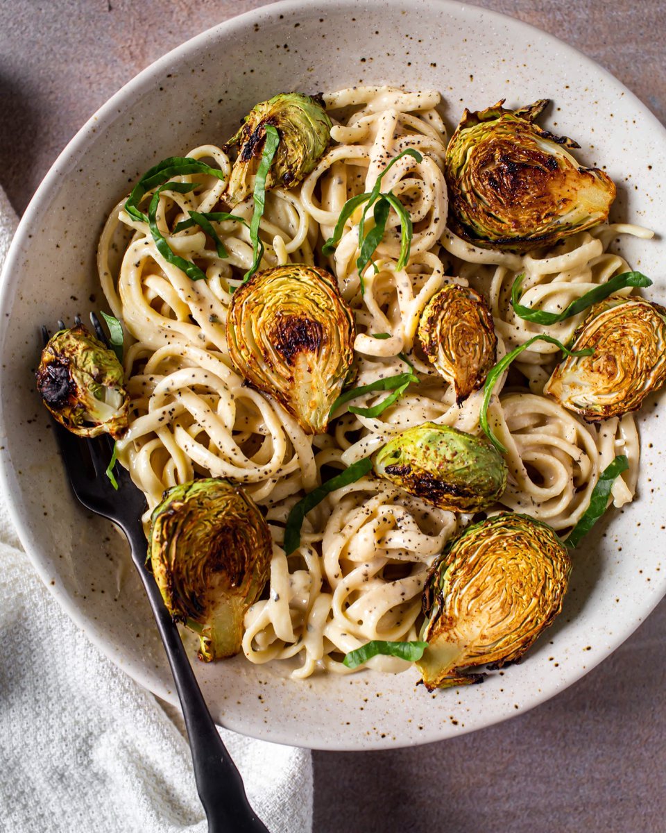 Dinner. Garlic Alfredo with Roasted Brussels Sprouts. So good! thevegan8.com/best-roasted-b…